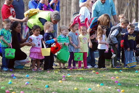 Regional Park Egg-stravaganza Family gather with children 2022